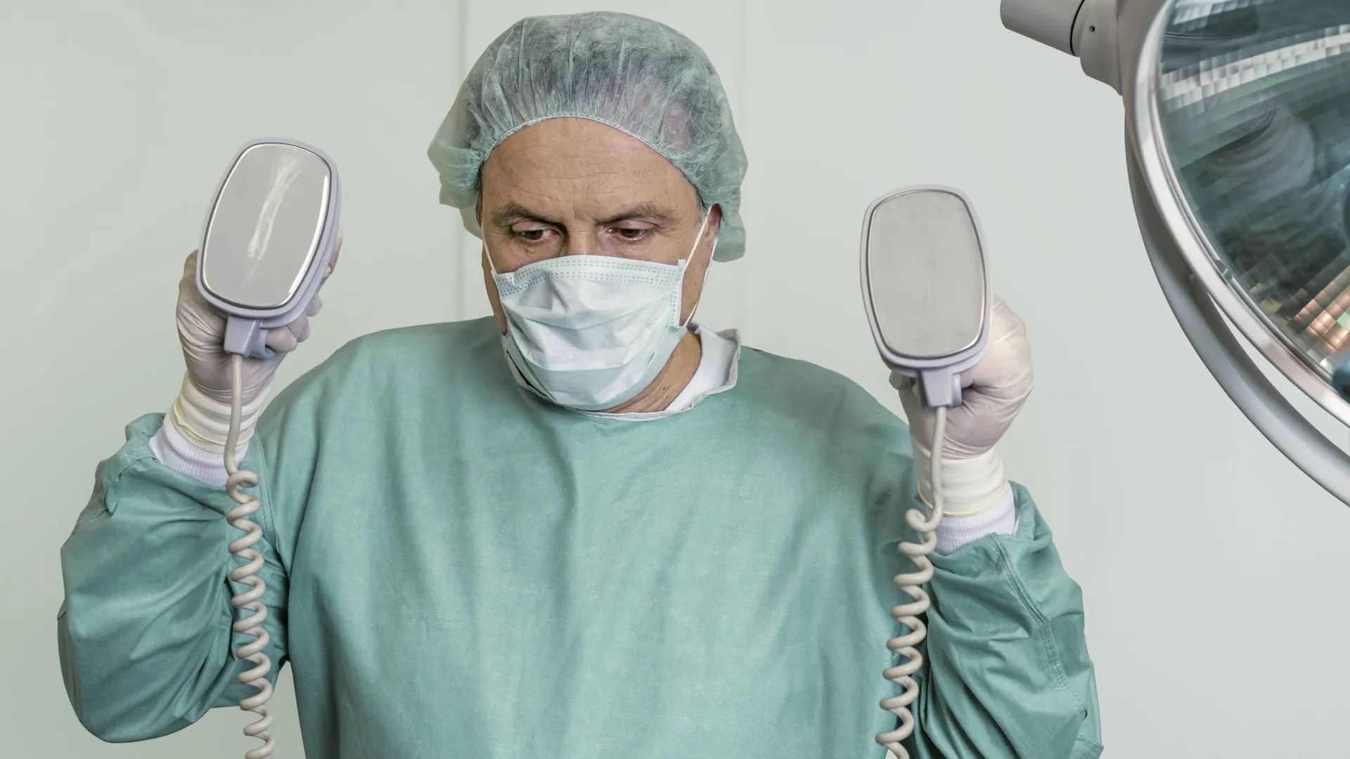 Doctor with defibrillator (symbolic image): Billing issues between hospitals and health insurance companies often lead to disputes. Doctor with defibrillator (symbolic image): Billing issues between hospitals and health insurance companies often lead to disputes.