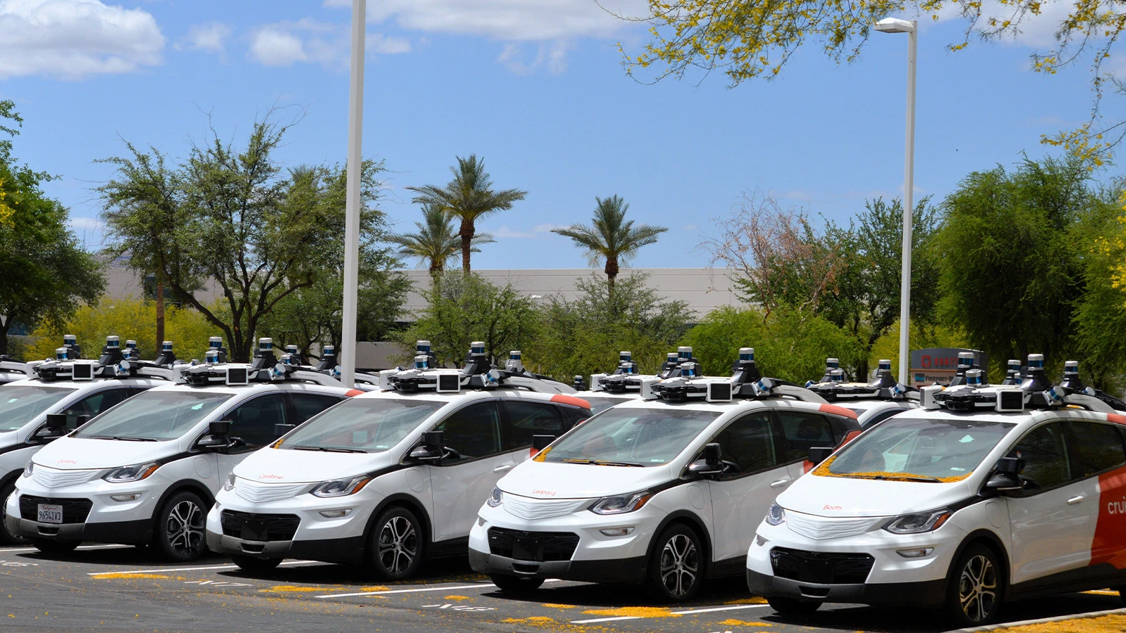 Narrow roads are a big problem! The driverless taxi era has begun in Europe