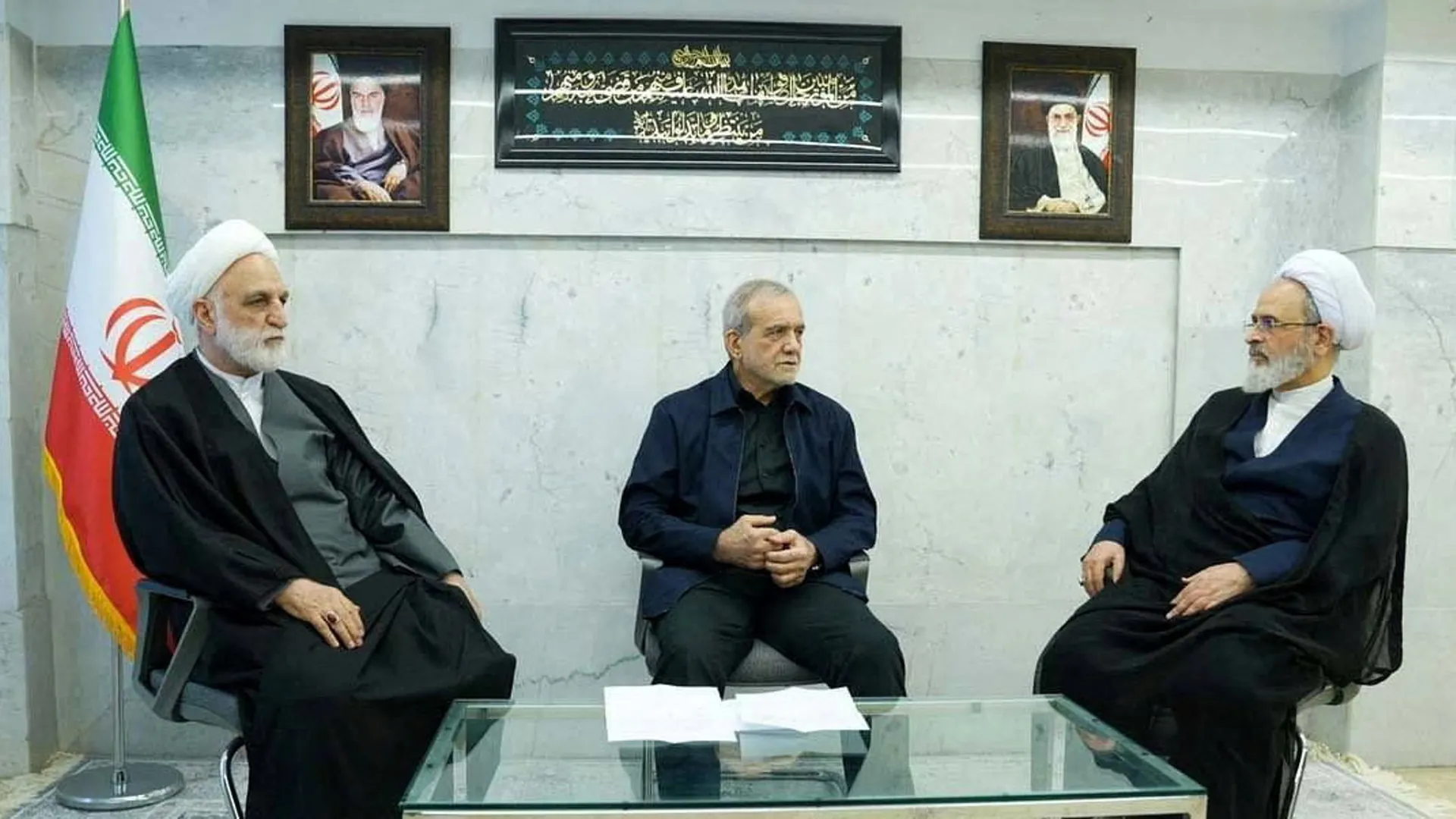 Iran's interim leadership council: President Massoud Peseschkian (m.), justice chief Gholam-Hussein Mohseni-Edschehi (l.), and Ayatollah Alireza Arafi, member of the Guardian Council. Iran's interim leadership council: President Massoud Peseschkian (m.), justice chief Gholam-Hussein Mohseni-Edschehi (l.), and Ayatollah Alireza Arafi, member of the Guardian Council.