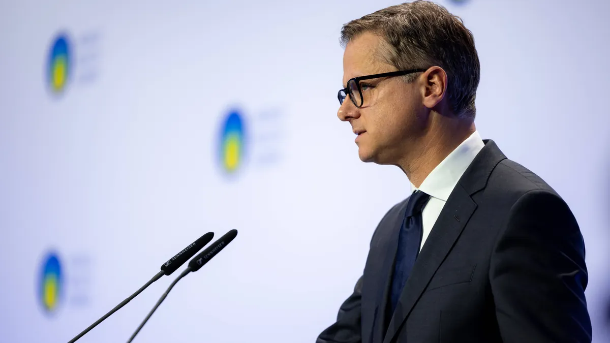 Bundesgesundheitsminister Carsten Linnemann: Auch aufgrund steigenden Drucks aus der Politik suchen viele Krankenkassen gerade nach Partnern für einen Zusammenschluss.