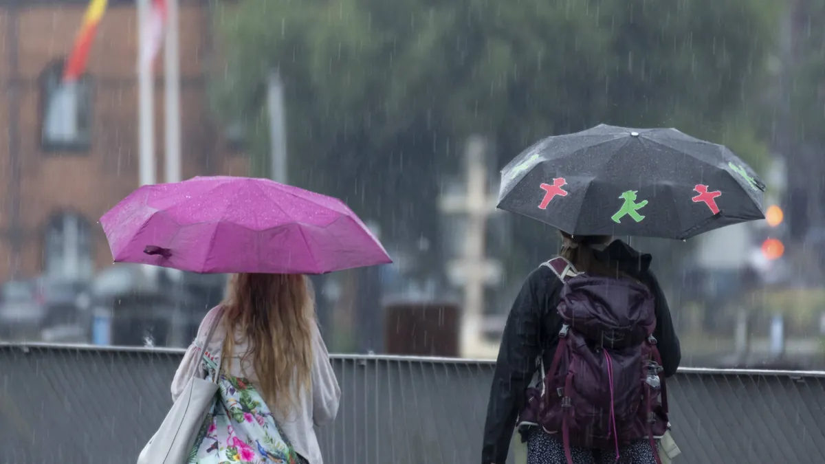 Touristen im Regen: Airbnb bietet nun Reisenden eine Wetterversicherung an.