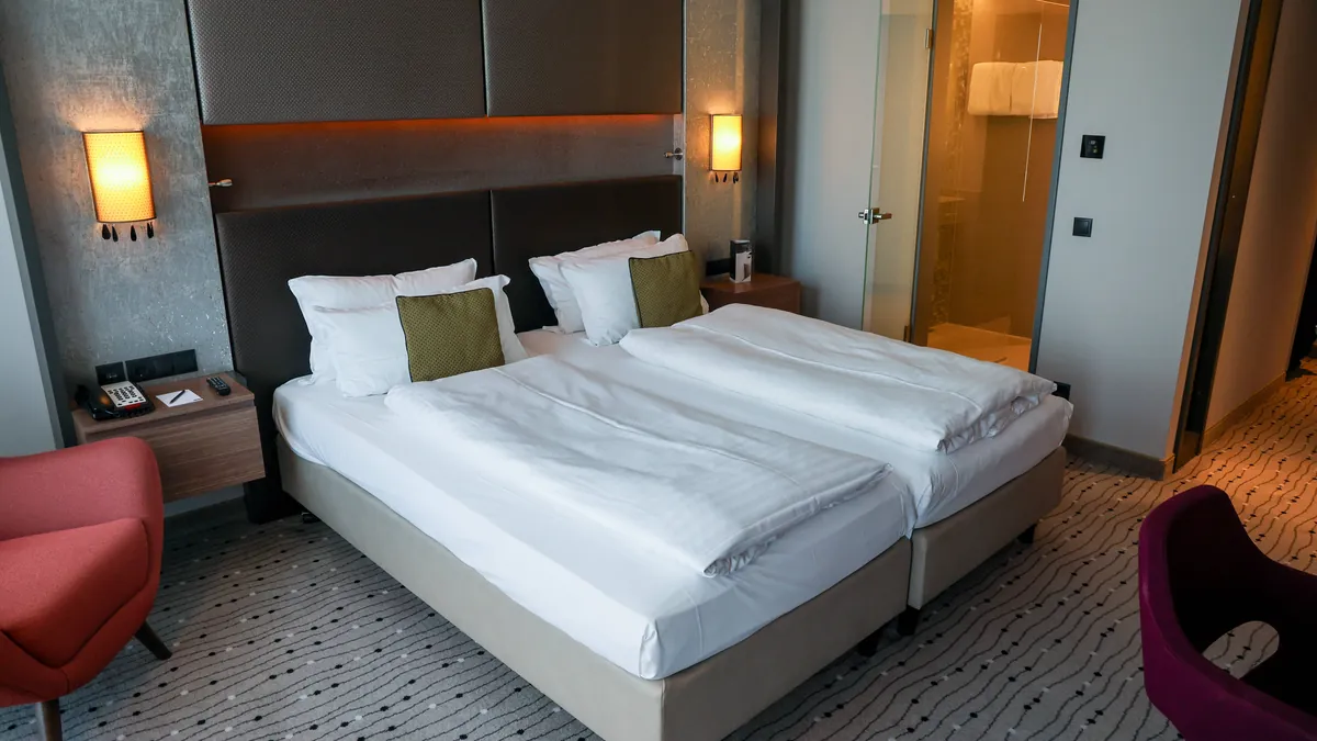 Hotelzimmer (Symbolbild): Ein Hotelgast setzt sein Zimmer in einem Düsseldorfer Hotel unter Wasser.