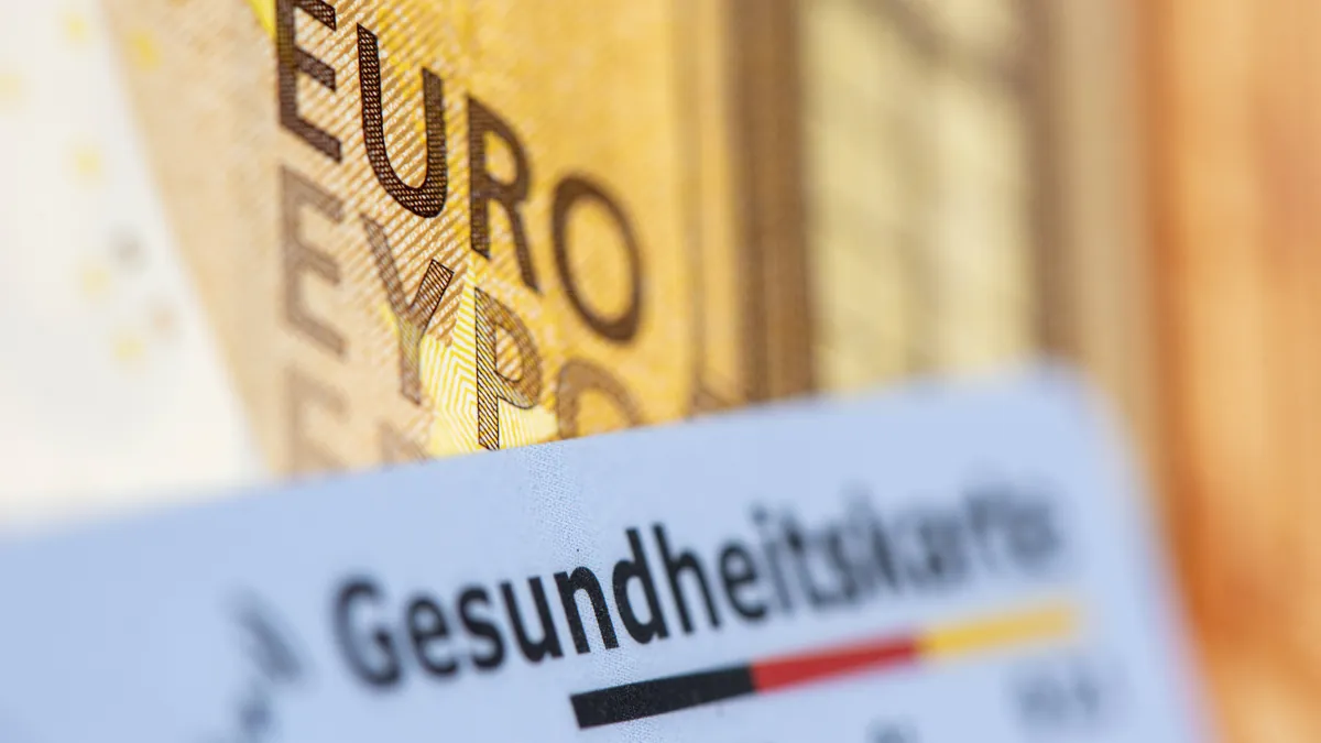 Gesundheitskarte einer Krankenkasse (Symbolbild): Die Fusionsgespräche zwischen BKK Pfaff und BKK Firmus sind gescheitert.